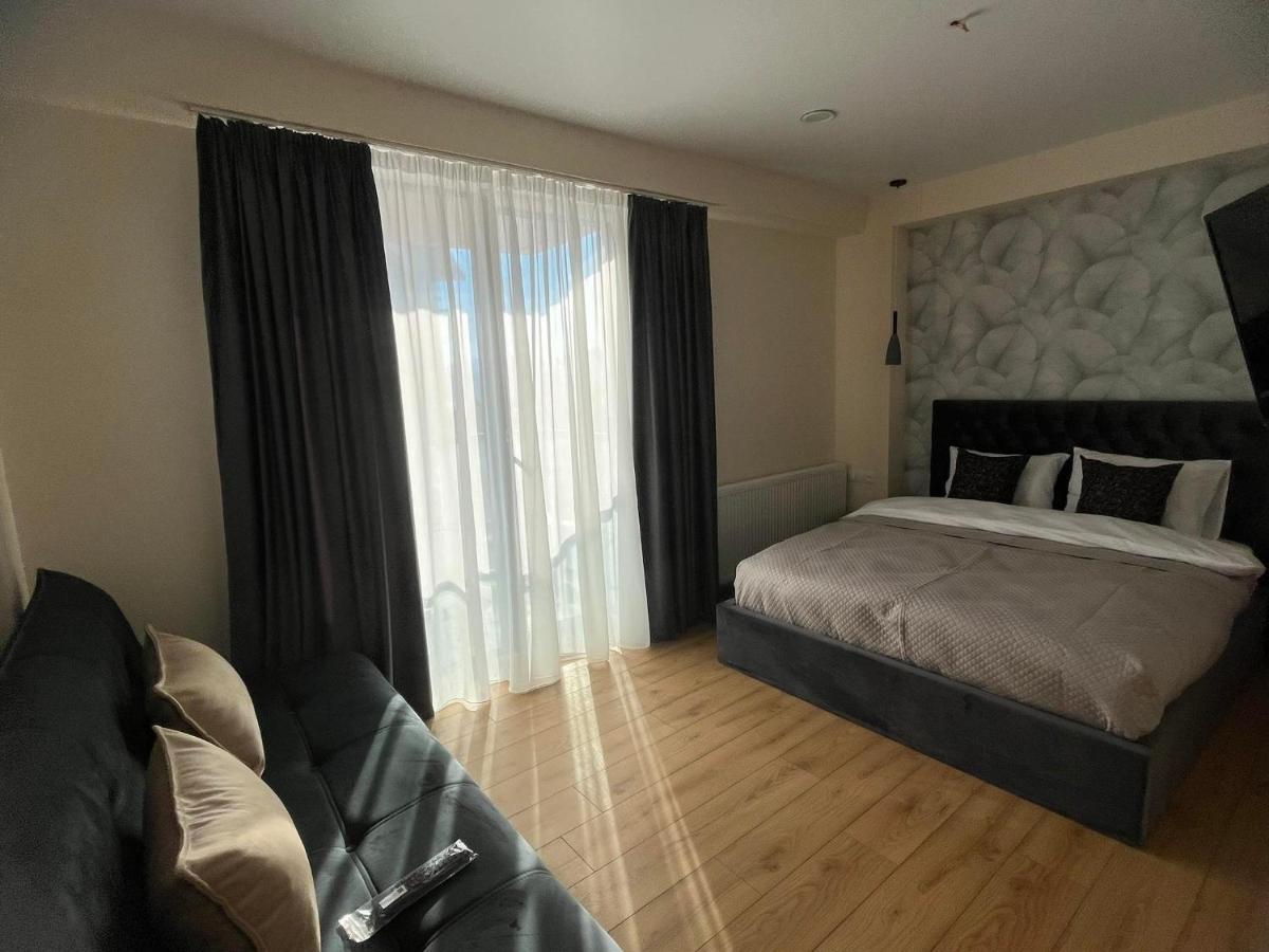 Delux Apartment For 6 Guest, New กูเดาริ ภายนอก รูปภาพ