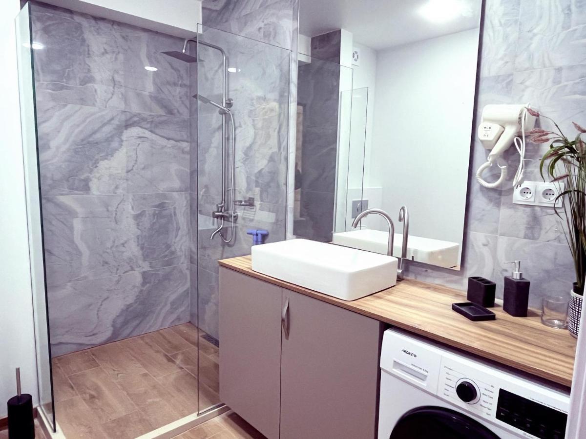 Delux Apartment For 6 Guest, New กูเดาริ ภายนอก รูปภาพ