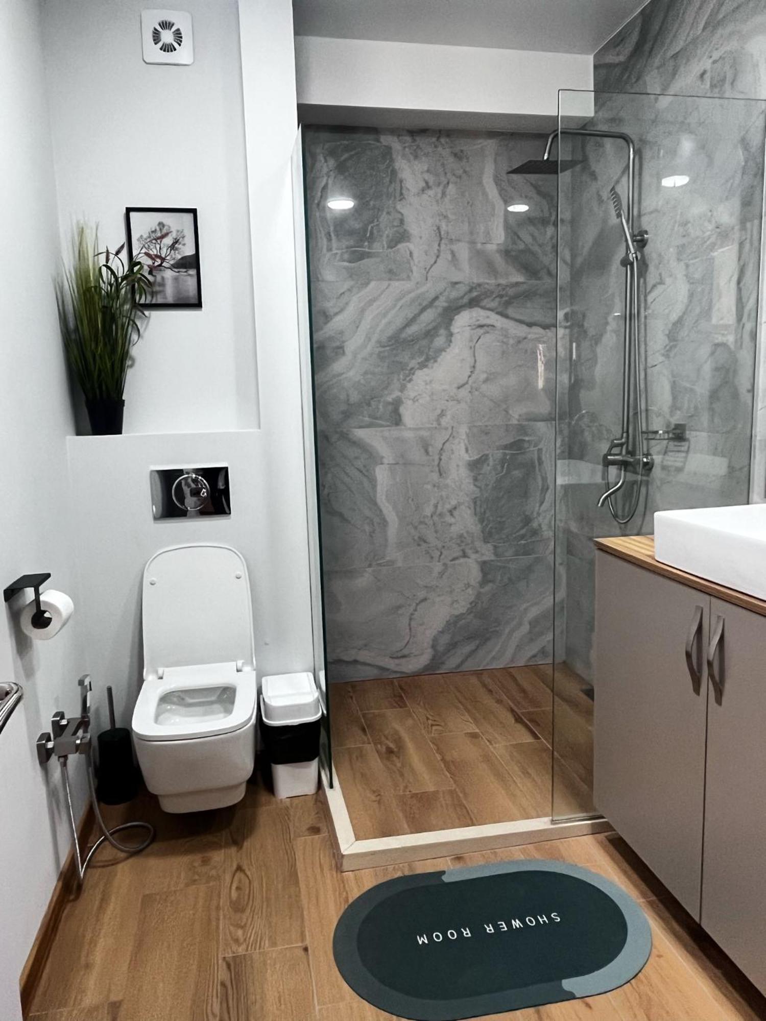 Delux Apartment For 6 Guest, New กูเดาริ ภายนอก รูปภาพ