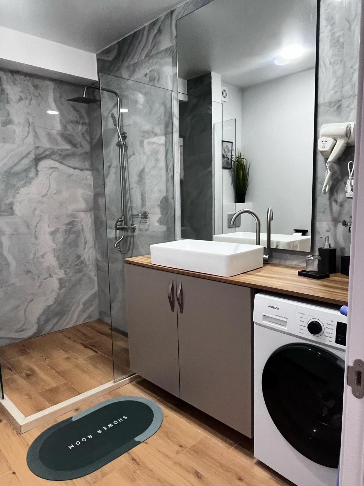 Delux Apartment For 6 Guest, New กูเดาริ ภายนอก รูปภาพ